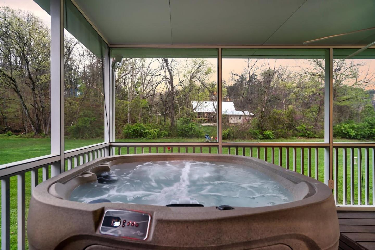 Villa 1 Mile To Pkwy, Pets, Hot Tub, Creekside, Porch à Pigeon Forge Extérieur photo