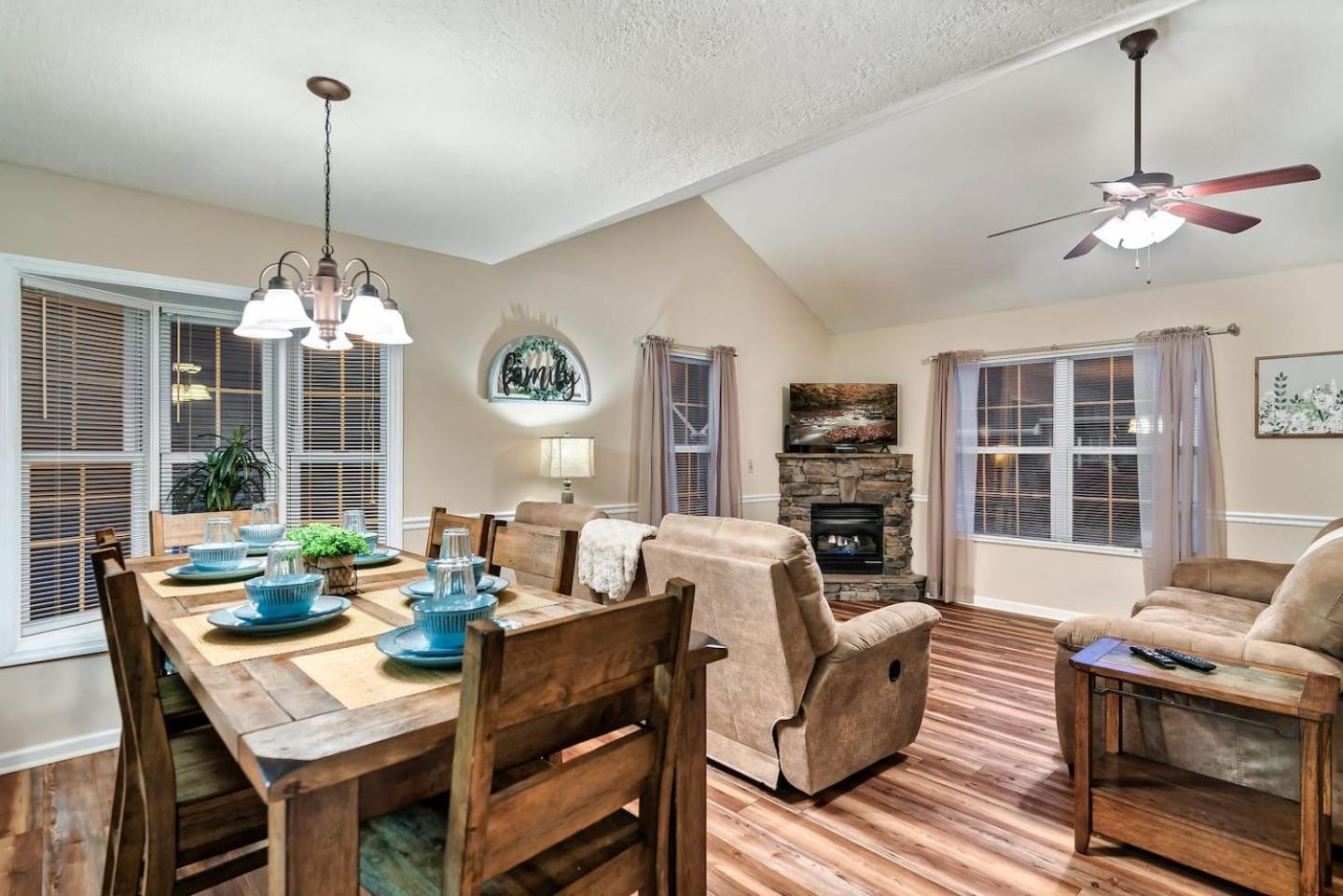 Villa 1 Mile To Pkwy, Pets, Hot Tub, Creekside, Porch à Pigeon Forge Extérieur photo